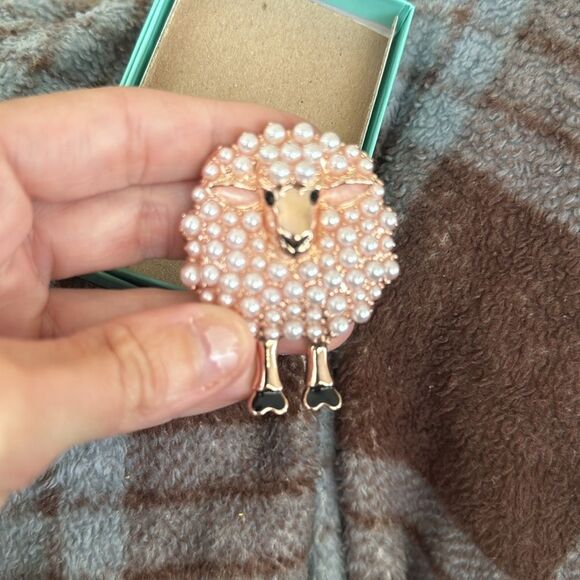 Adorable Napier rose gold with faux pearl sheep Brooch - Picture 2 of 4